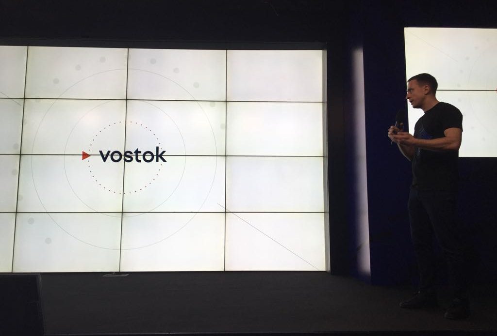Durante um evento dedicado ao aniversário de dois anos da Waves Platform, o CEO da empresa, Alexander Ivanov, anunciou a criação de um novo projeto chamado Vostok. O produto combinará sistemas abertos e fechados de Blockchains e será projetado para oferecer soluções prontas para empresas e o Estado.